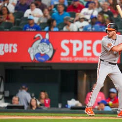 Trevor Rogers toma un turno al bate en la 4ta Trevor Rogers toma un turno al bate en la 4ta