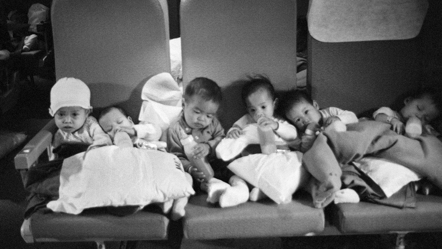 Operation Babylift 1975: Als 3300 Kinder aus Vietnam in letzter Minute ... Operation Babylift 1975: Als 3300 Kinder aus Vietnam in letzter Minute ...