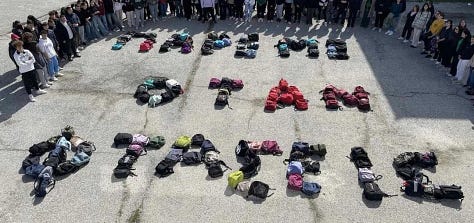 Μαθητές σε σχολεία όλης της χώρας βγήκαν στα προαύλια σε ένδειξη διαμαρτυρίας