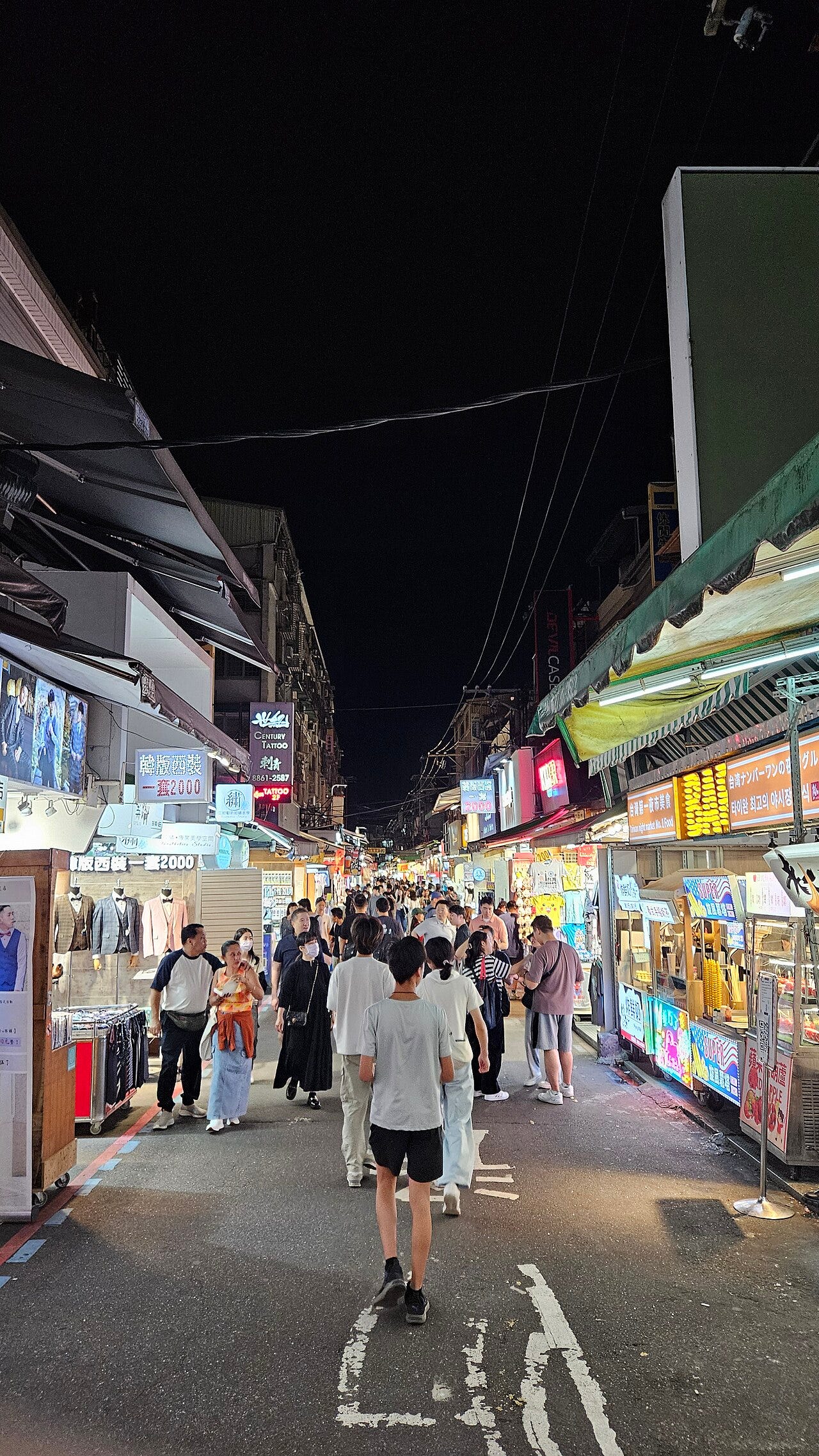 士林夜市大東路攤位與街景|來源:Ganmatthew / Wikimedia Commons(CC BY 4.0) 士林夜市大東路攤位與街景|來源:Ganmatthew / Wikimedia Commons(CC BY 4.0)