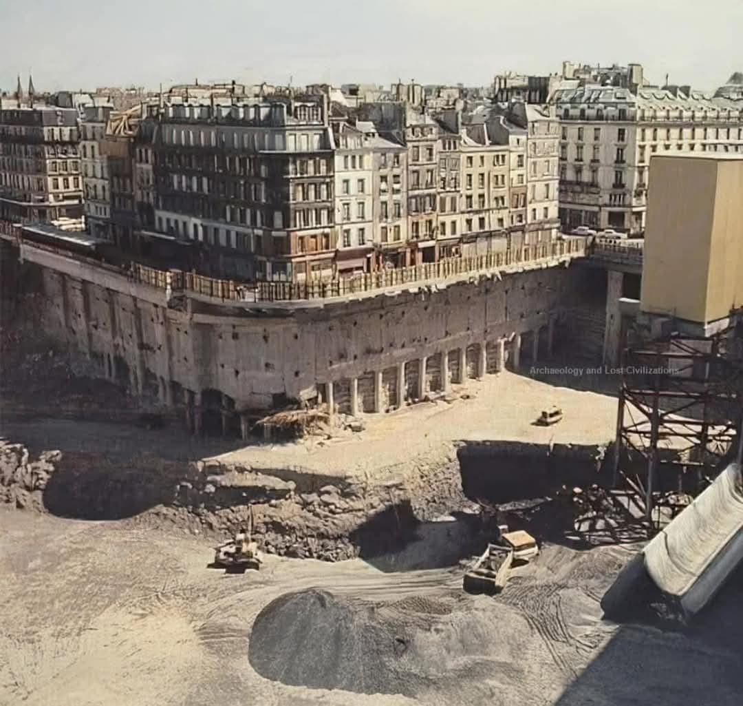 https://upload.wikimedia.org/wikipedia/commons/0/0b/Construction_du_forum_des_Halles.jpg?uselang=fr