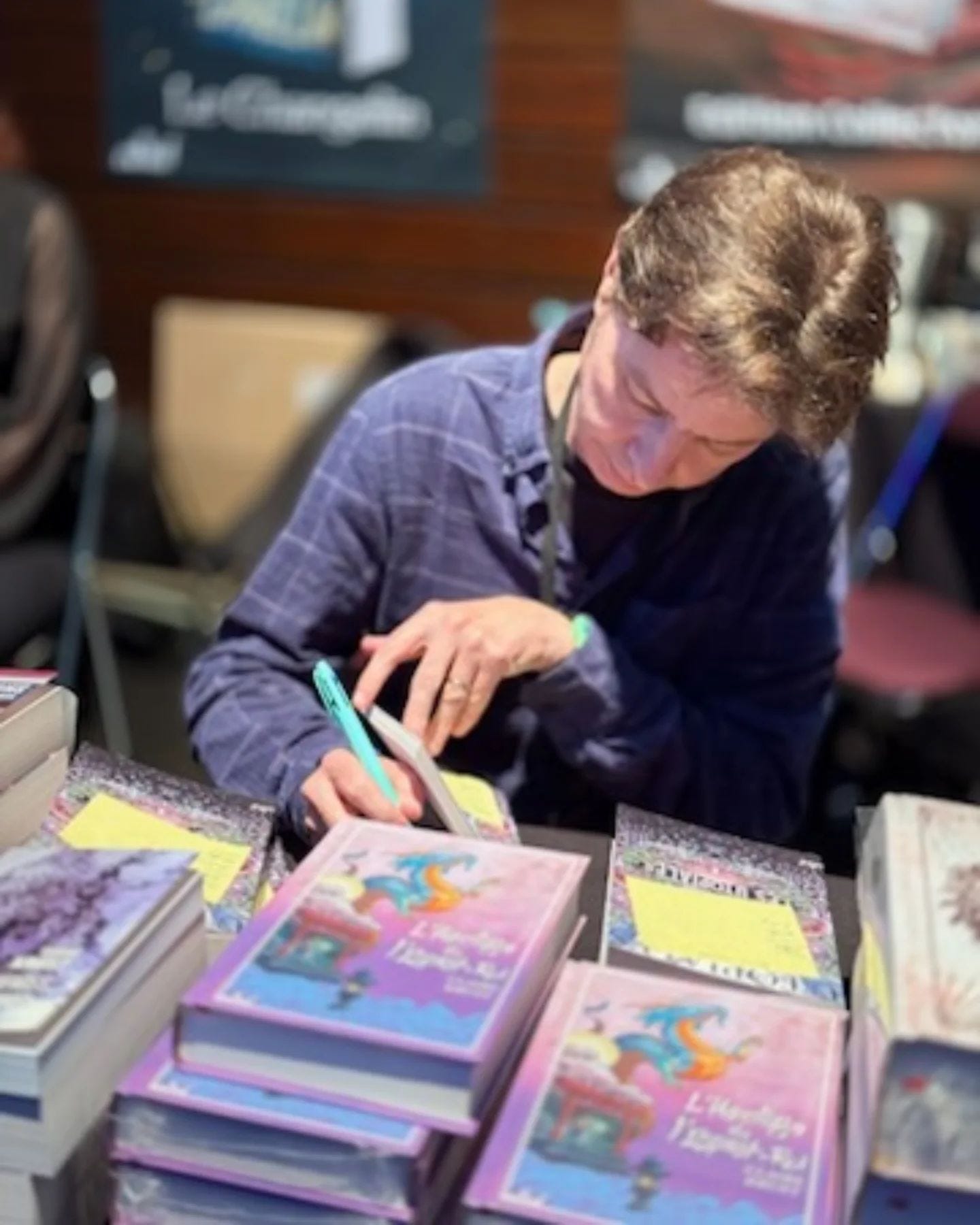 Peut être une image de 1 personne et texte