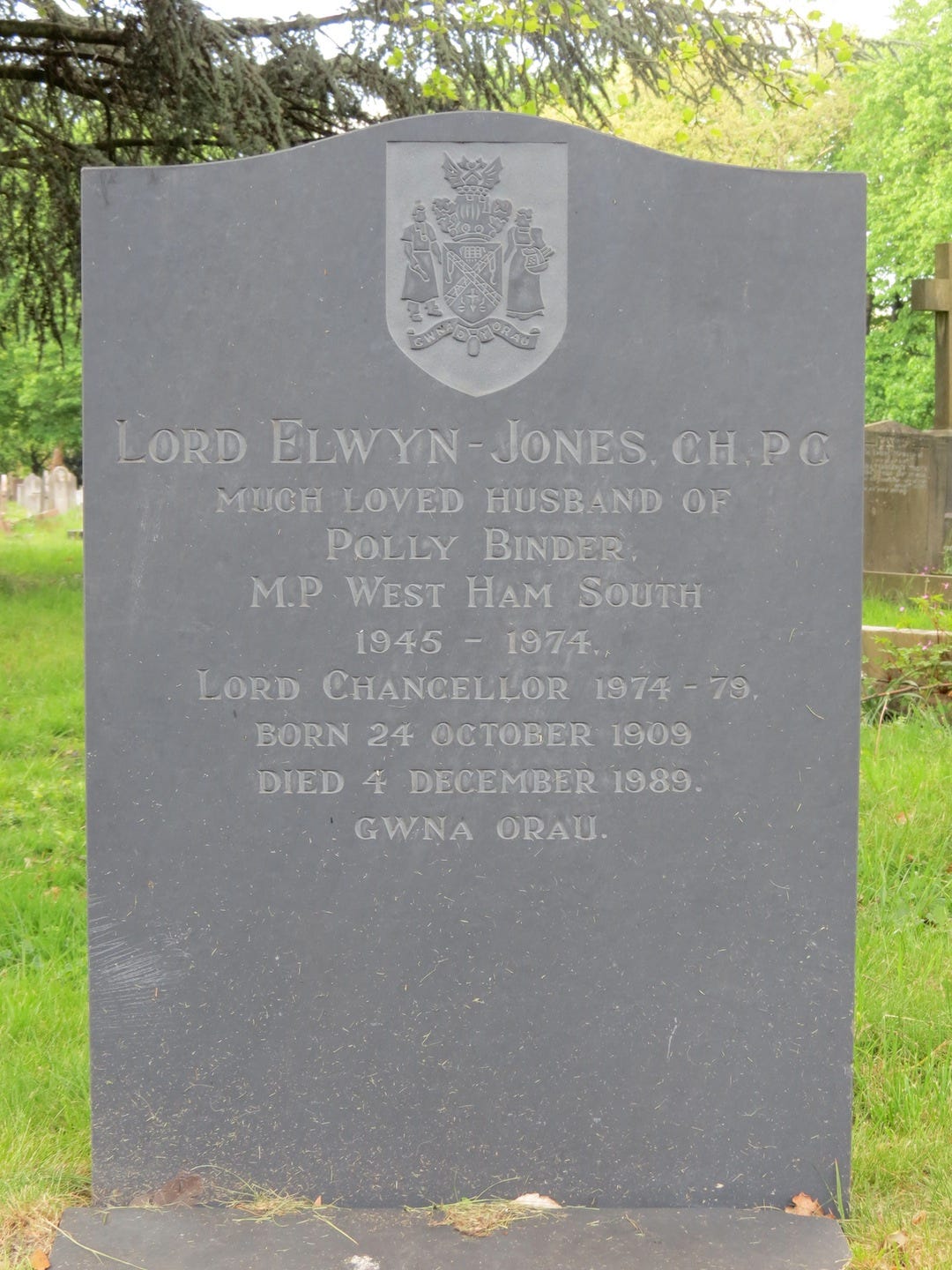 Larger memorial image loading...