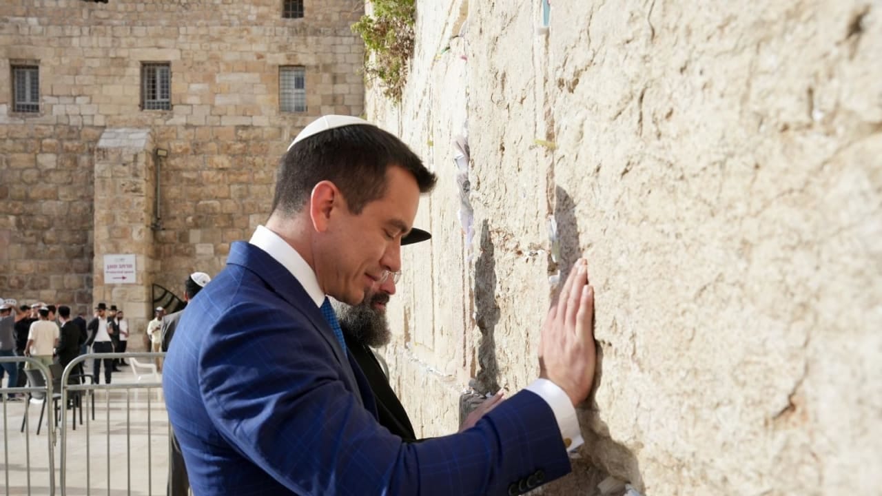 Ecuadorian President Naboa praying at the Western Wall