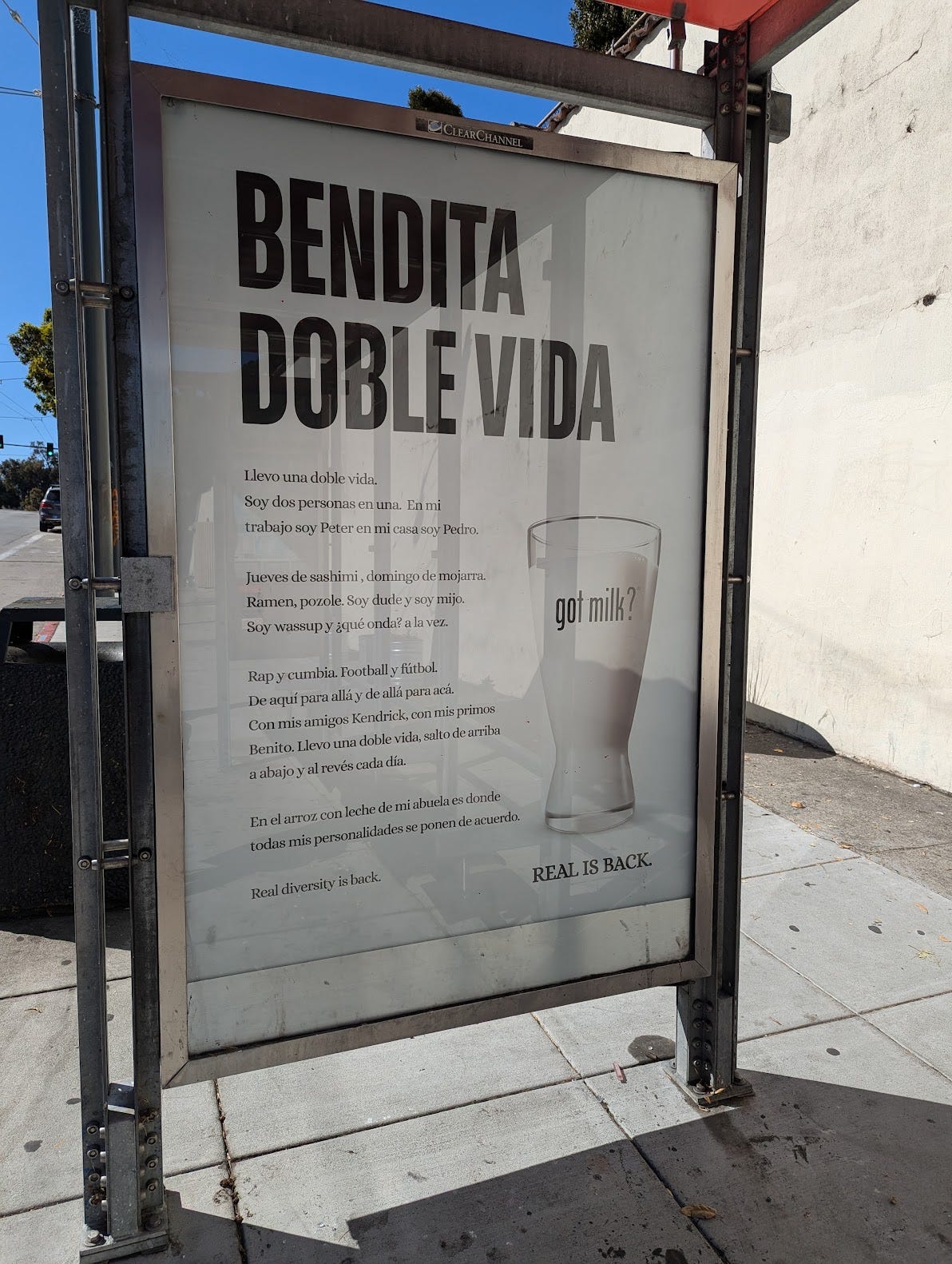 Bendita doble vida: Spanish-language bus-shelter ad for California Milk Processor Board Bendita doble vida: Spanish-language bus-shelter ad for California Milk Processor Board