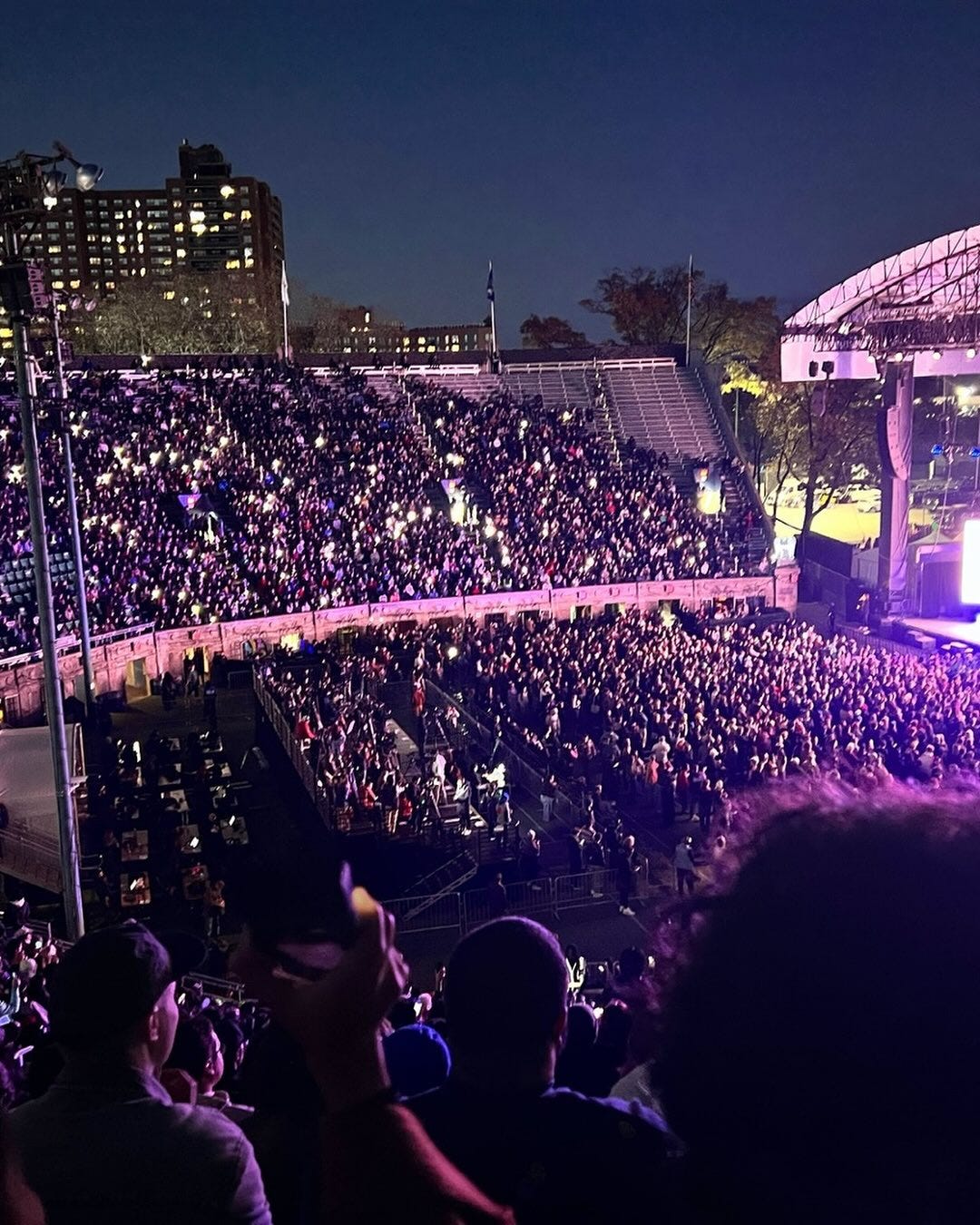 A crowd of people in a stadium

AI-generated content may be incorrect.