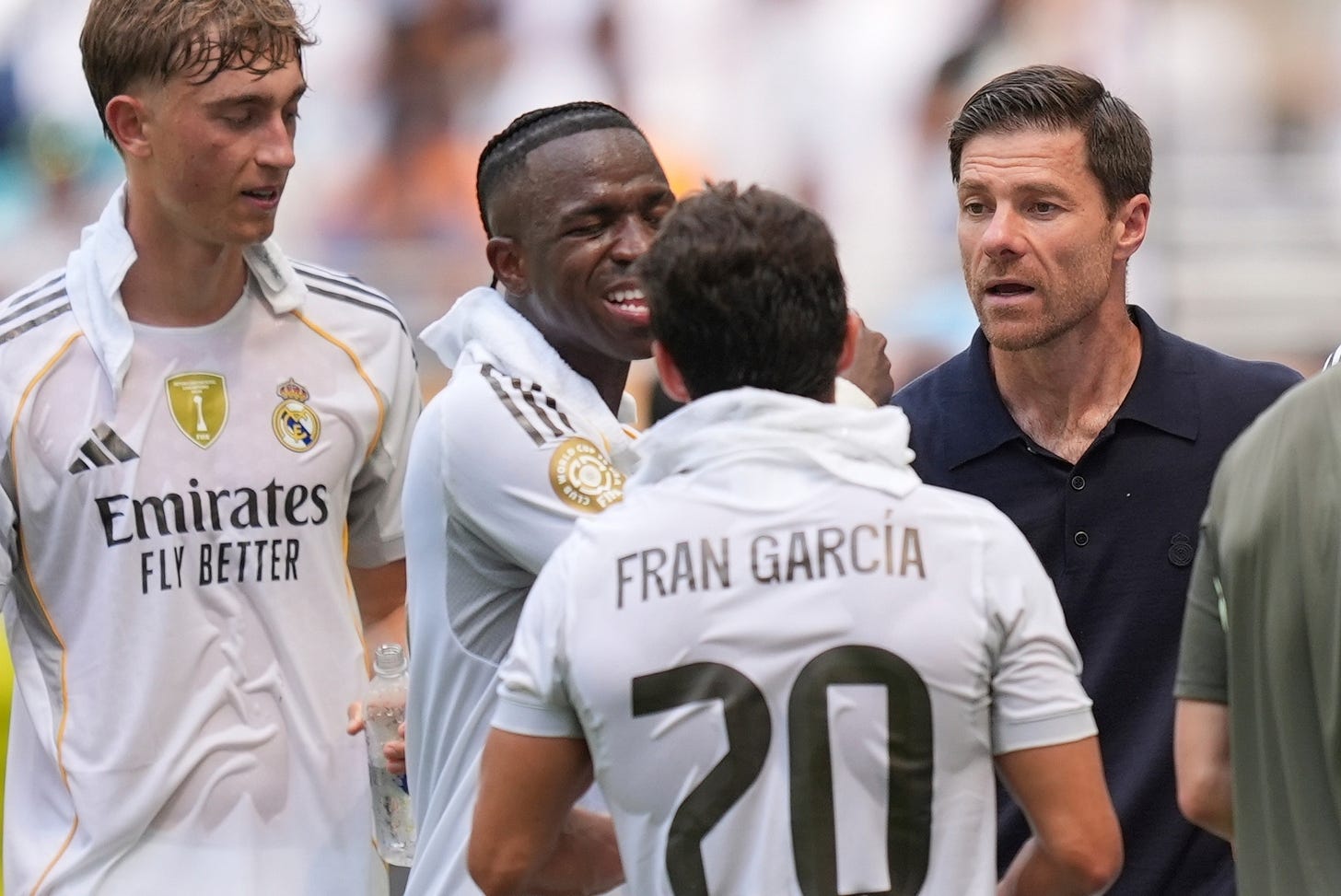 Alonso da instrucciones a sus jugadores.