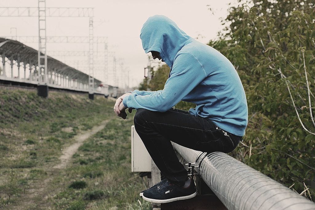 https://upload.wikimedia.org/wikipedia/commons/thumb/b/b2/Lonely_addict_man.jpg/1024px-Lonely_addict_man.jpg