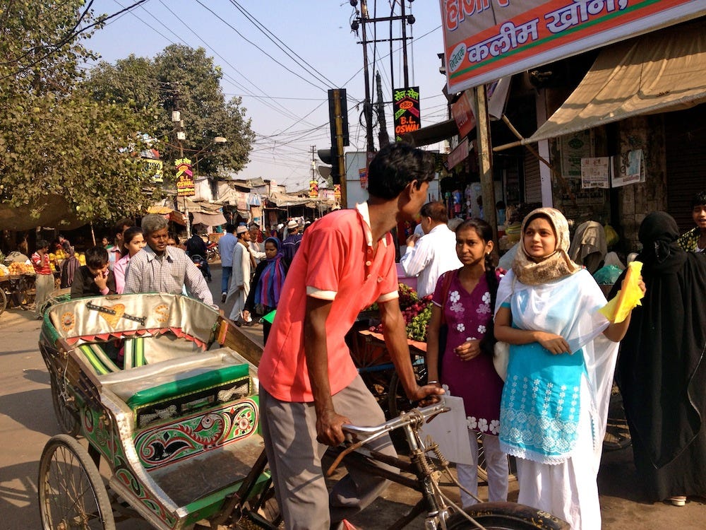 A typical Kanpuria scene, haggling with the riskhawalla! A typical Kanpuria scene, haggling with the riskhawalla!