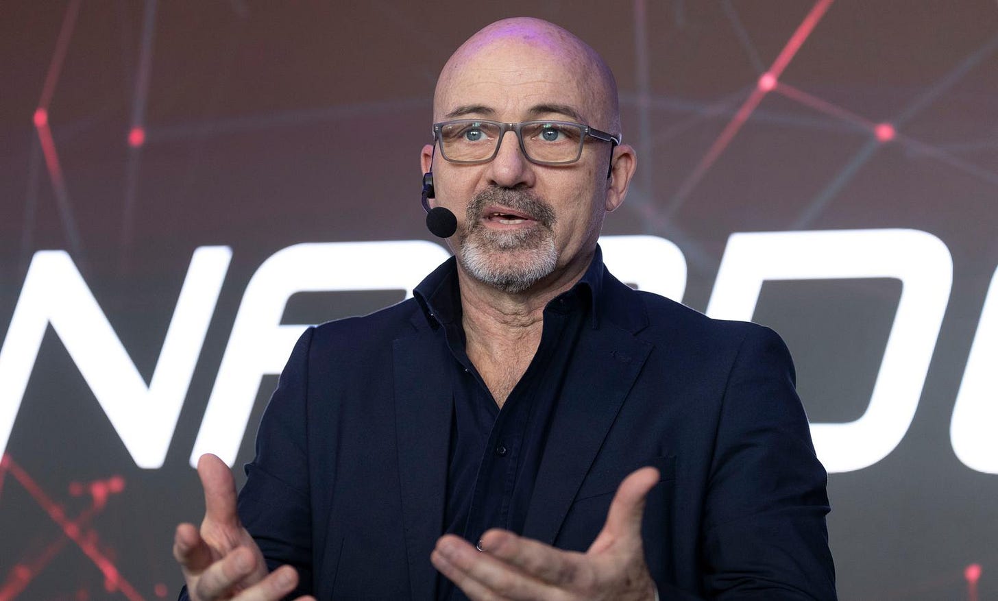 Leonardo: scatta l'aumento per Cingolani, ma resta tra i ceo meno pagati |  MilanoFinanza News