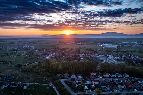 La Parada Baloanelor cu Aer Cald desfășurată în weekend la Brașov au venit echipaje și cluburi din Cluj, Câmpul Cetății (Mureș) și Botoșani. Dar, dincolo de nume și locuri, ceea ce s-a văzut pe teren a fost o comunitate.