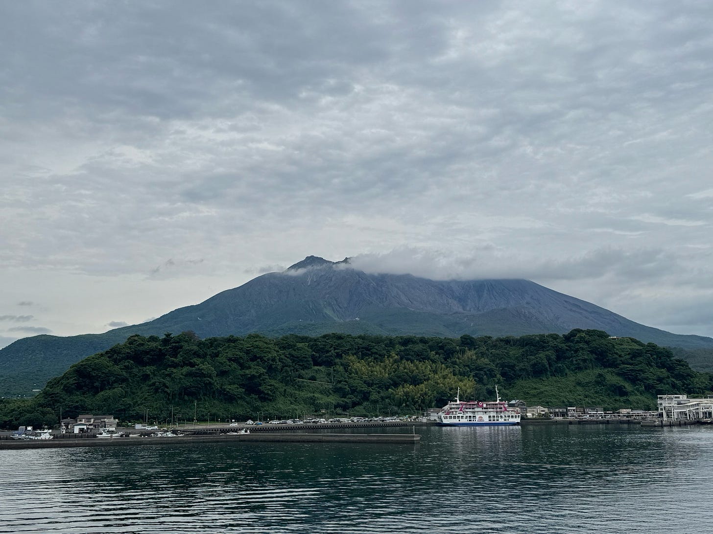 桜島へ向かうフェリーから見た景色