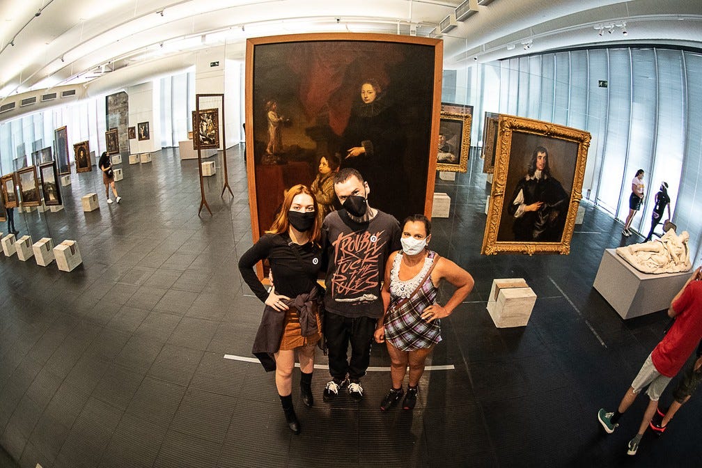O tatuador Douglas com sua mãe Luzines e namorada Maria Clara durante visita ao Masp nesta terça-feira (13). — Foto: Fábio Tito/G1 O tatuador Douglas com sua mãe Luzines e namorada Maria Clara durante visita ao Masp nesta terça-feira (13). — Foto: Fábio Tito/G1