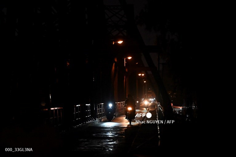 AFP Photo on Twitter: "#Vietnam - Heatwave prompts Hanoi to reduce street  lights as power cuts loom. 📷 Nhac NGUYEN #AFP https://t.co/PVU6VWUmj6" /  Twitter
