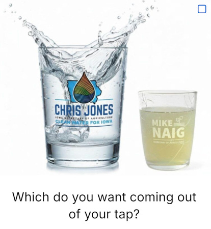Deux verres d'eau côté à côté. Le premier, sur lequel est écrit "Chris Jones, est pur et clair. L'autre, sur lequel est écrit Mike Naig, contient un liquide trouble et jaunâtre.