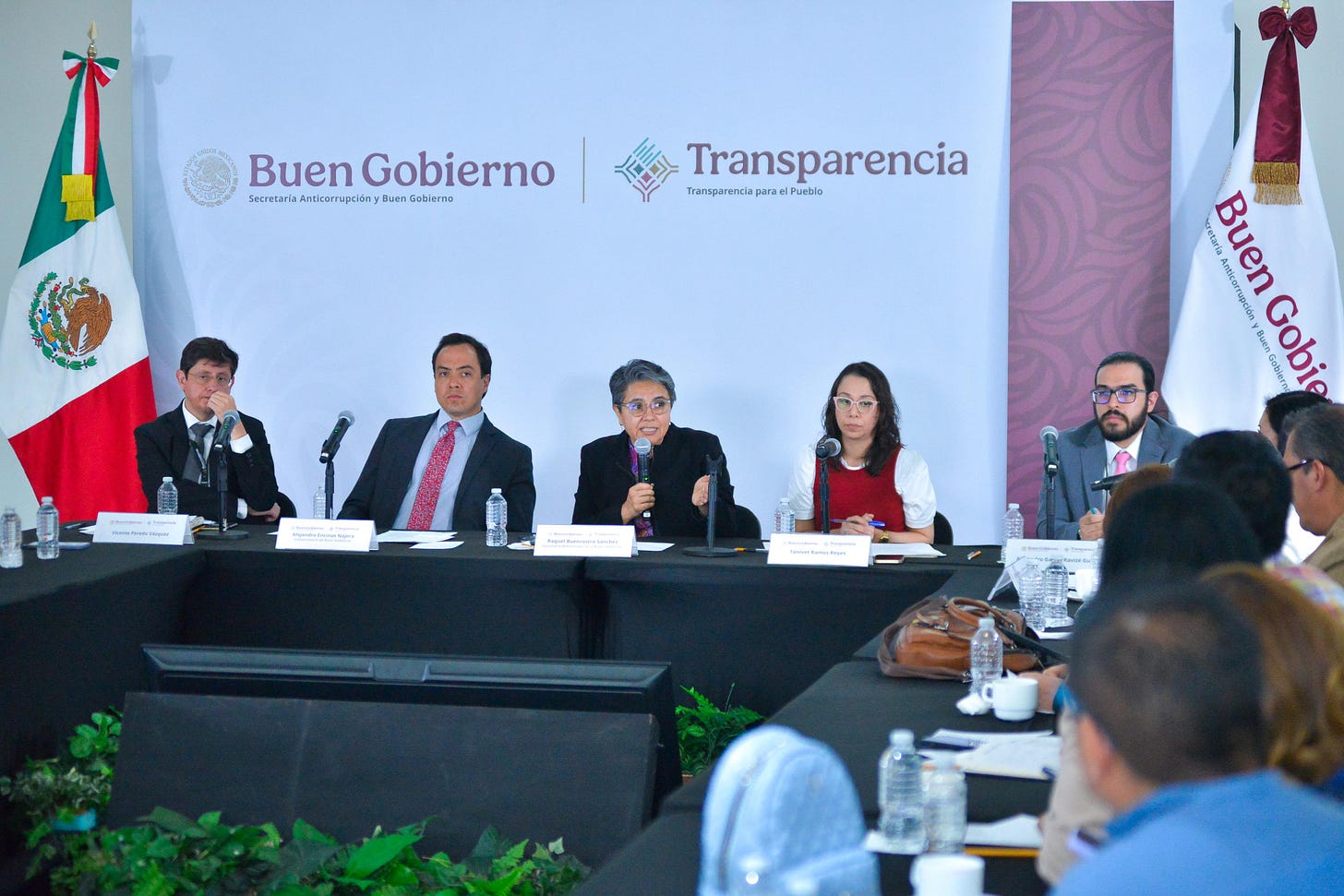 Vicente Peredo Vázquez (primero de izquierda a derecha) durante su presentación como titular de la Unidad de Protección de Datos Personales de la Secretaría Anticorrupción y Buen Gobierno, en mayo de 2025. Foto: SABG