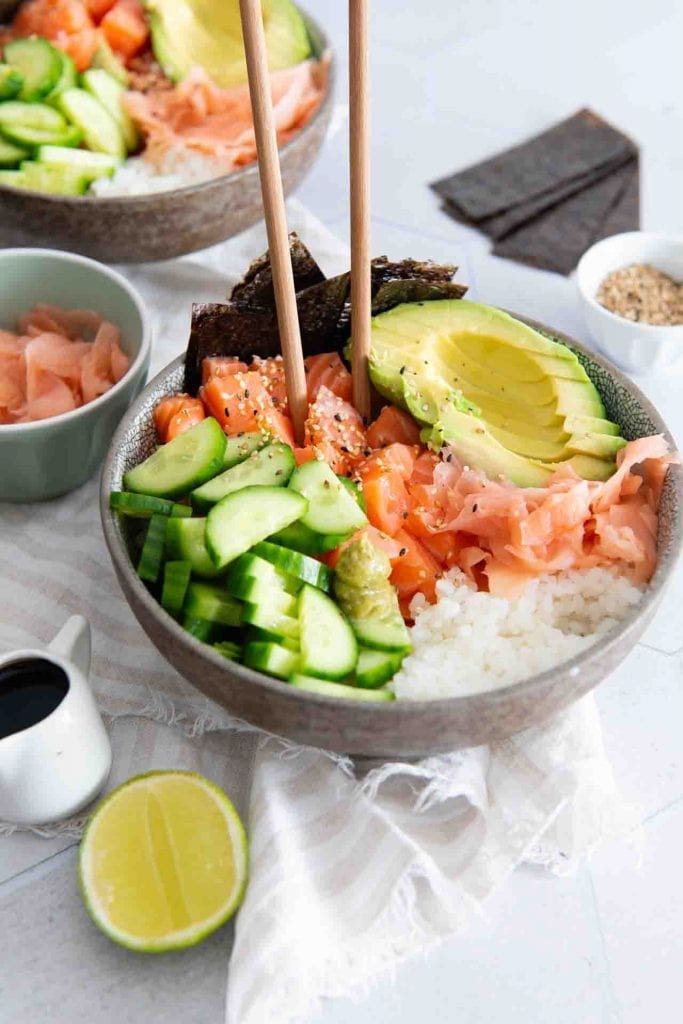 In der fertigen Sushi Bowl stecken zwei Stäbchen drinnen.