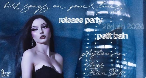 Photo de l'affiche de la release party du nouvel album de Phytocène, bird songs on power wires, le 25 juin 2026 au petit bain. On voit l'artiste vêtue d'un corset noir devant un fond futuriste et urbain bleu foncé.
