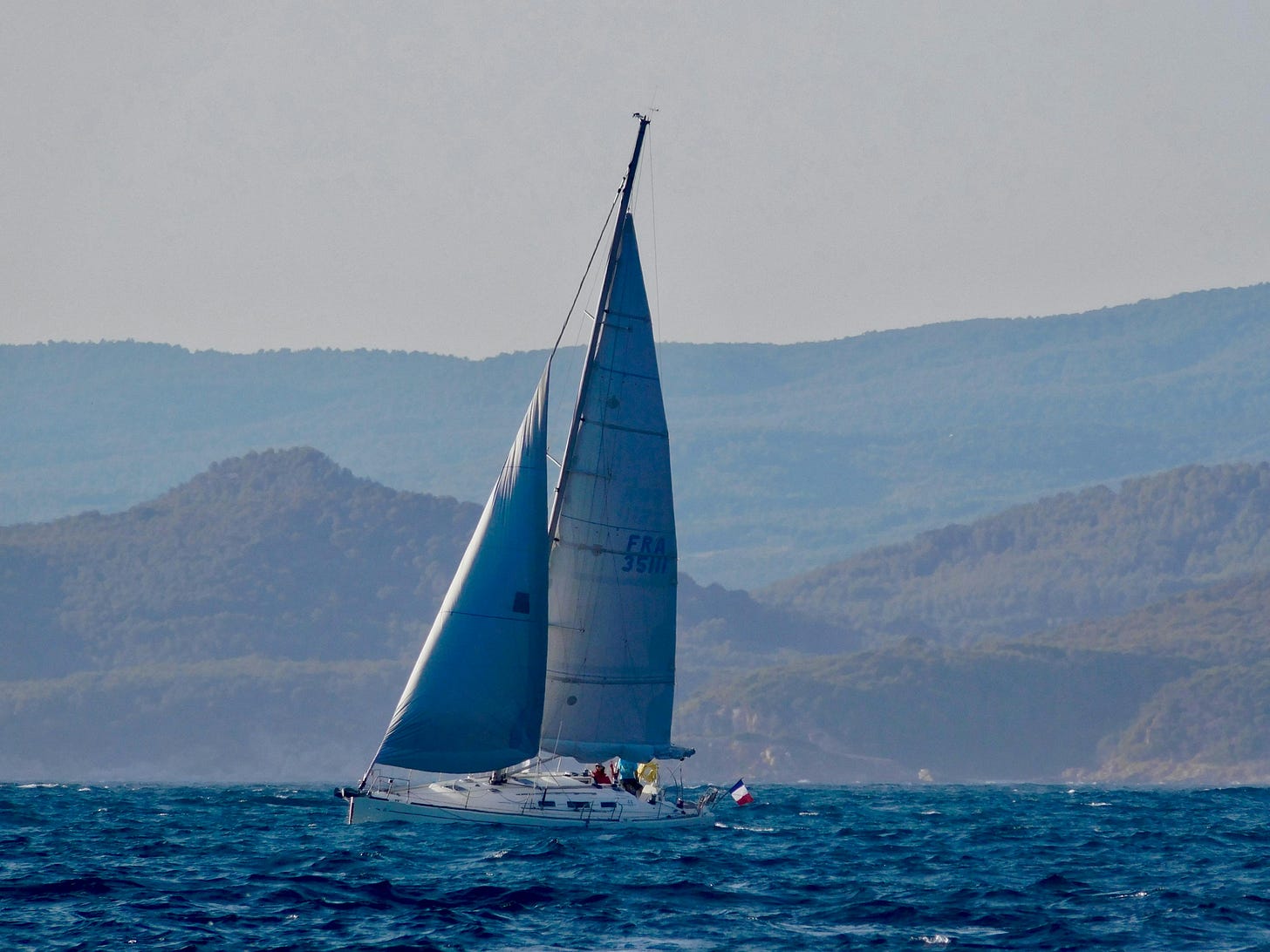 bateau navigant par gros temps