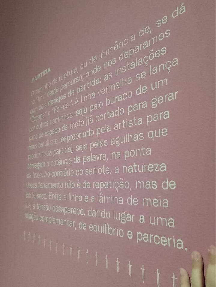 Grade de imagens da exposição, com muitos fios vermelhos e objetos cortantes e pontiagudos como serrote, foice, agulhas e adagas.