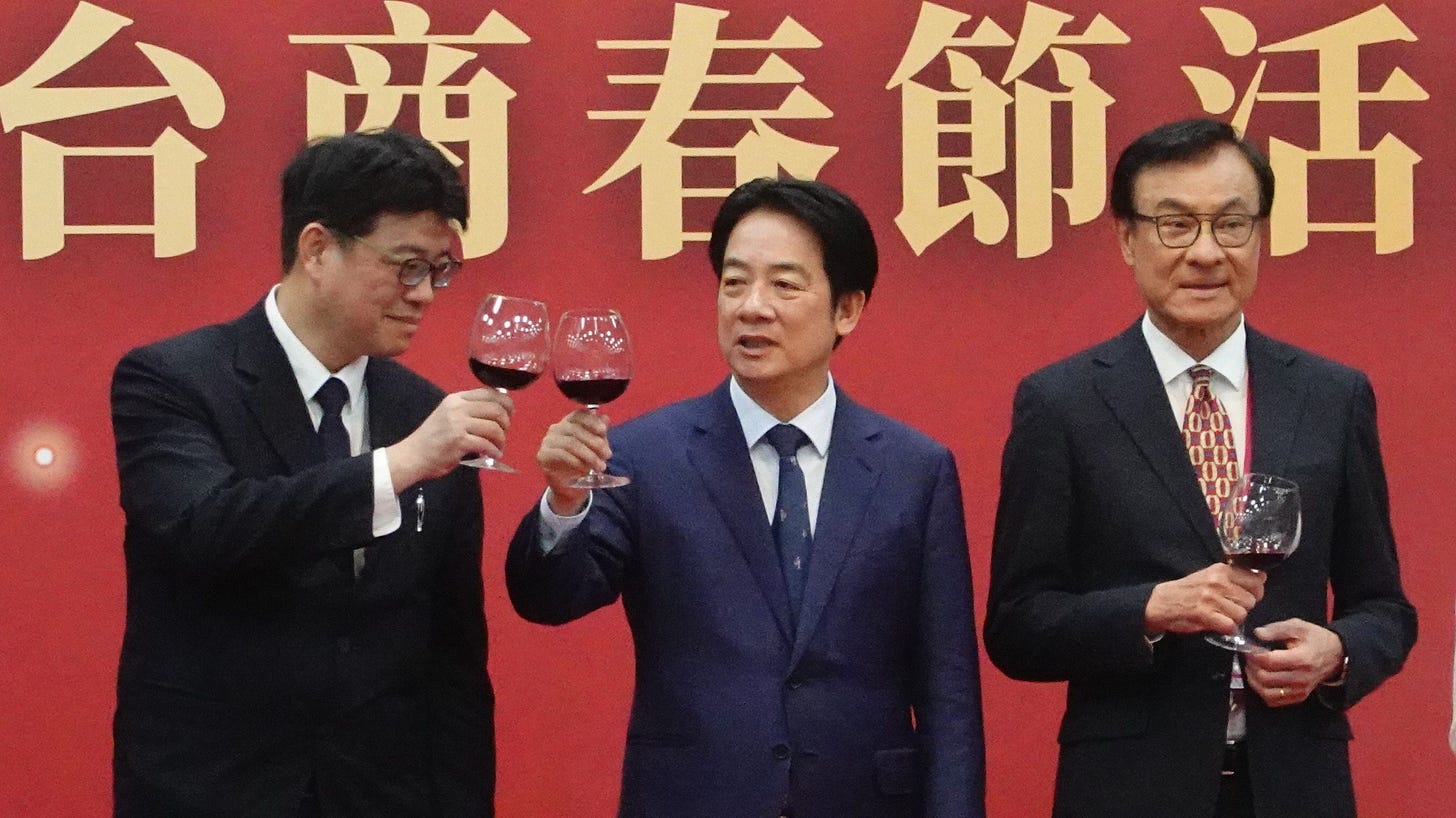 總統賴清德、陸委會主委邱垂正、海基會董事長蘇嘉全2月24日出席海基會舉辦的台商新春聯誼活動，舉杯向台商敬酒。