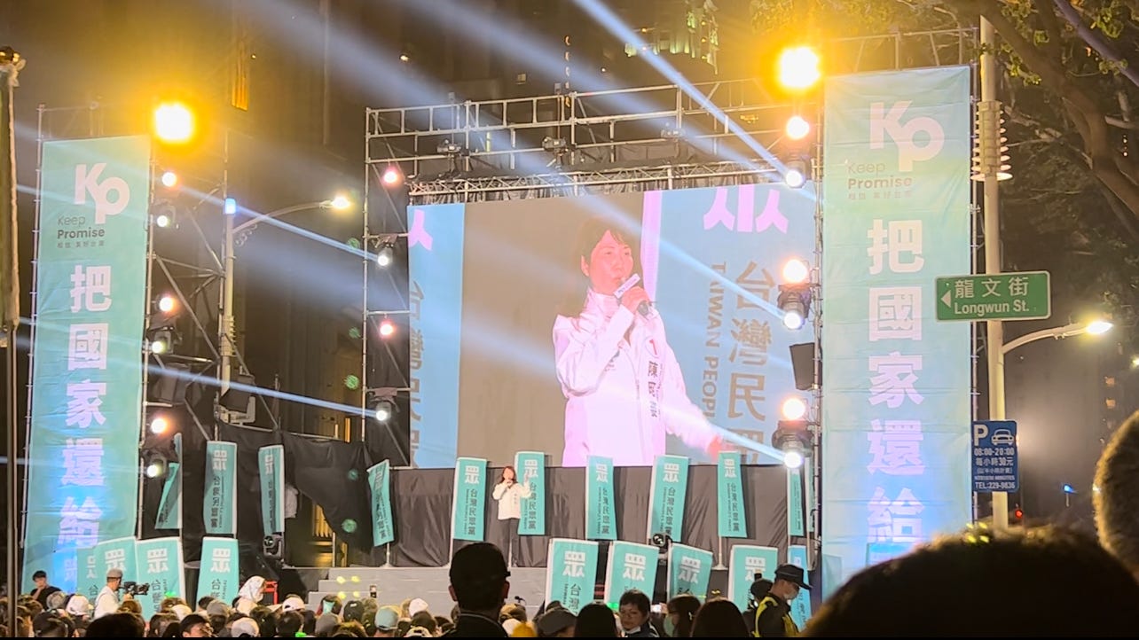 A crowd of people at a concert

Description automatically generated