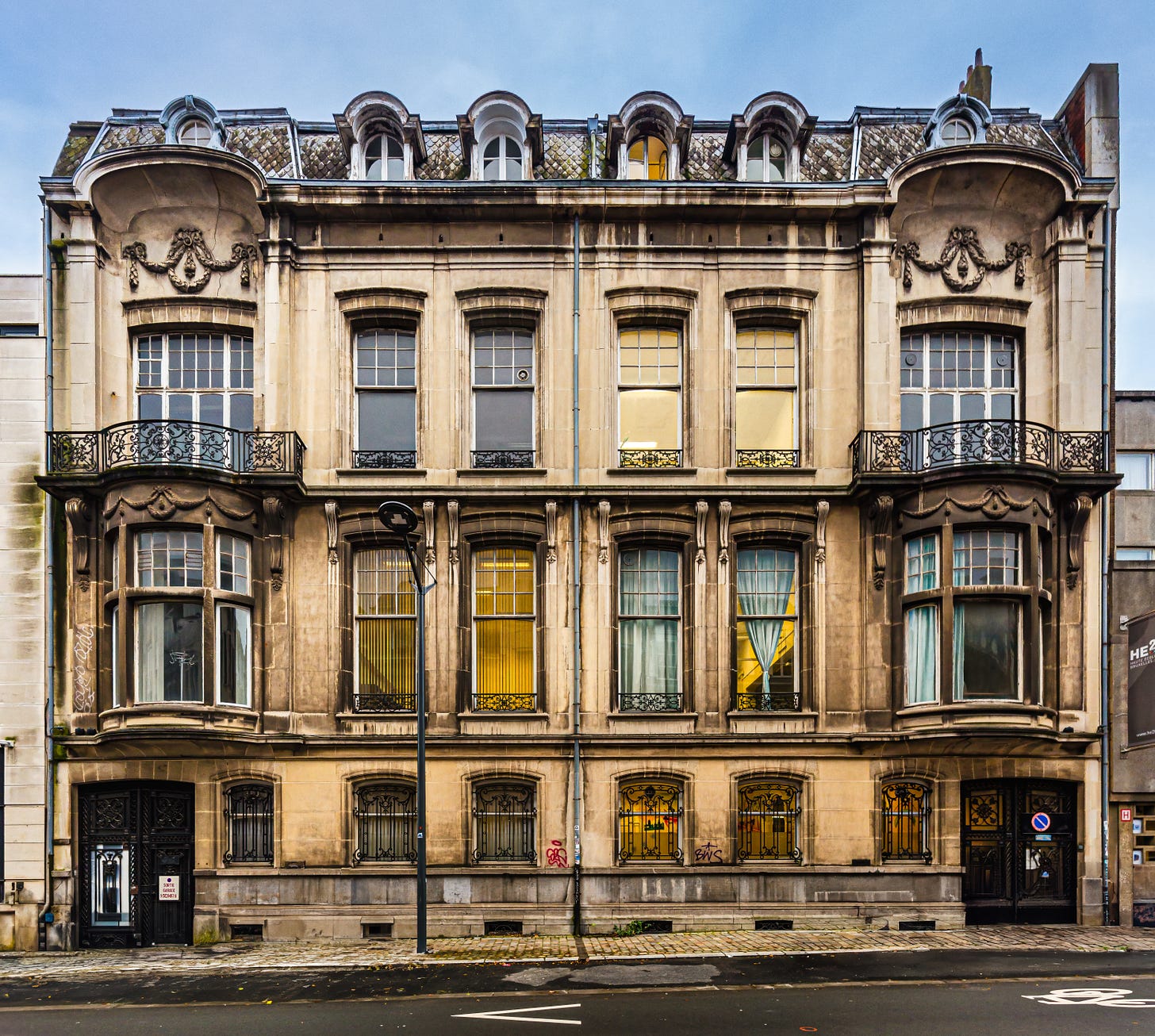 Vue sur deux hôtels particuliers identiques de style Beaux-Arts 