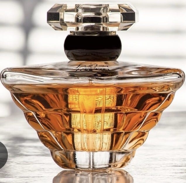 A bottle of perfume on a table

AI-generated content may be incorrect.
