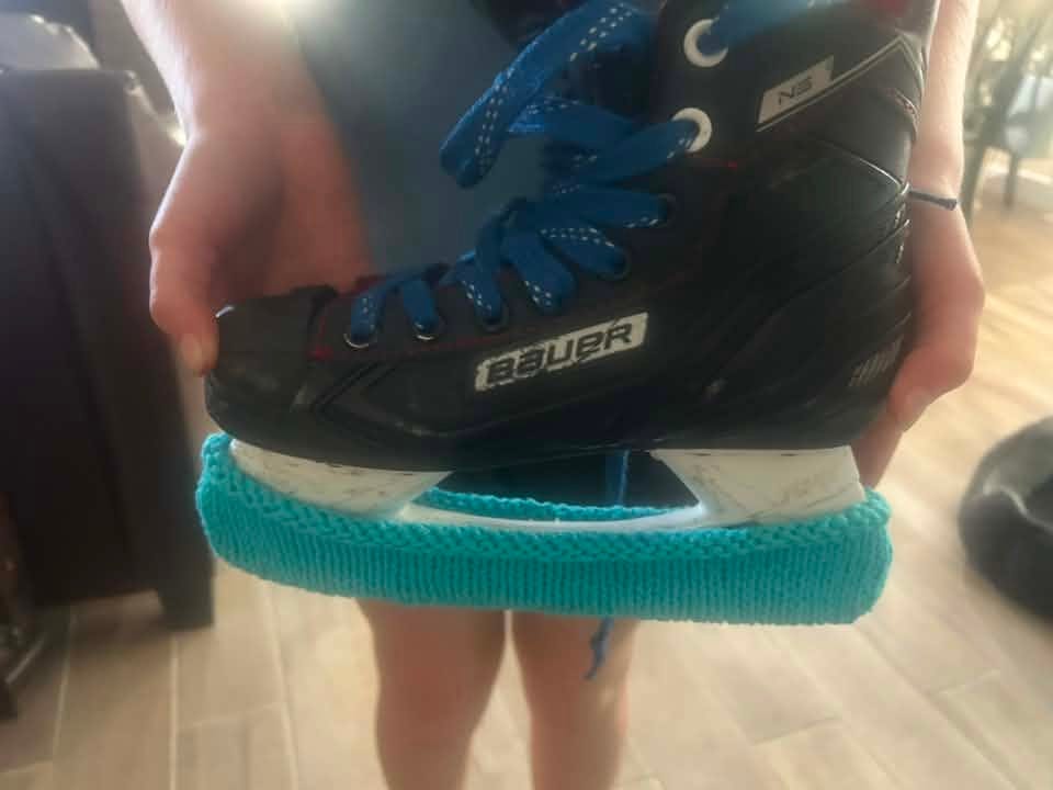 May be an image of skates and text that says 'BEUER 食 UER'