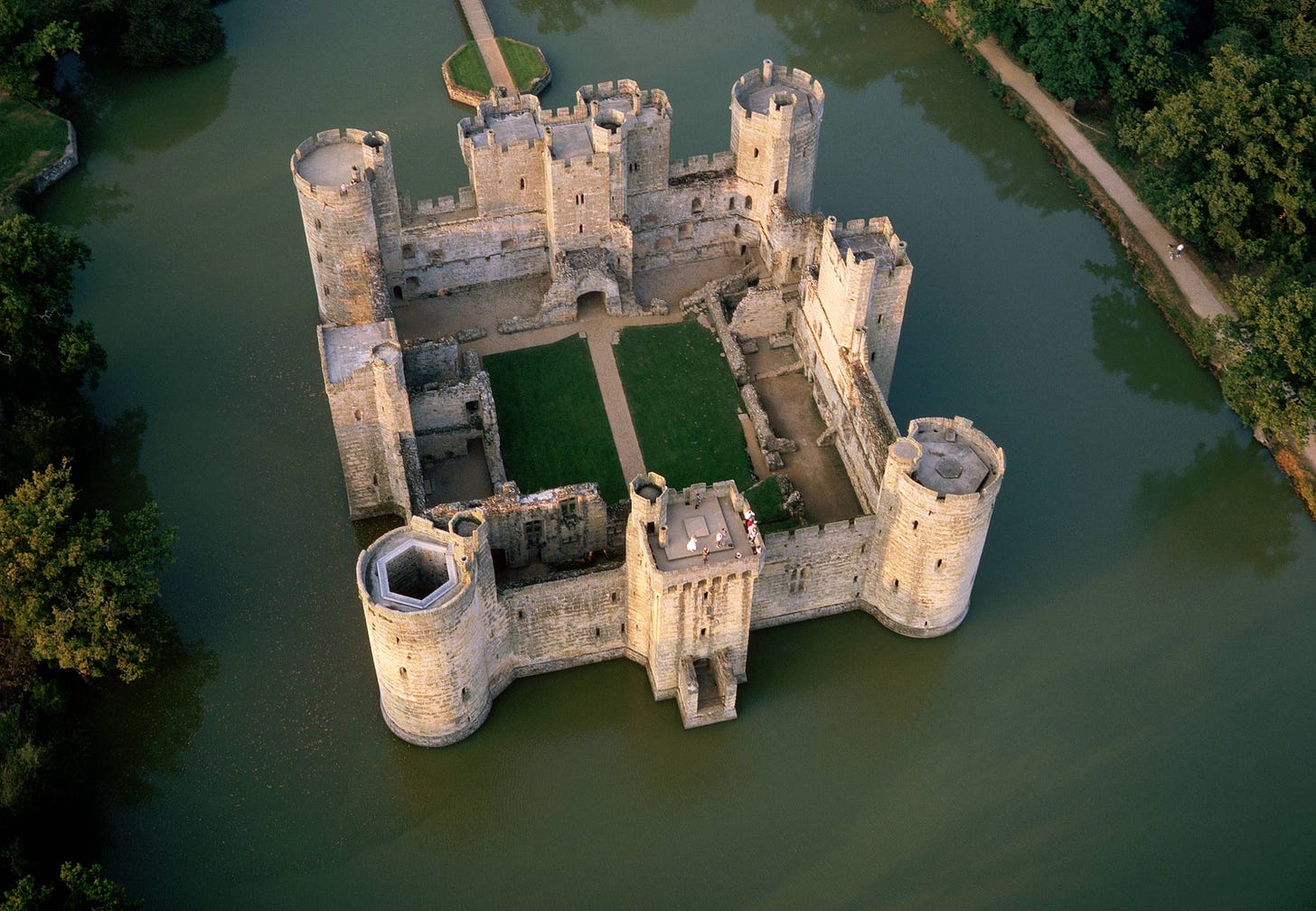Moat' Is the Latest Jargon Encircling Silicon Valley - Bloomberg