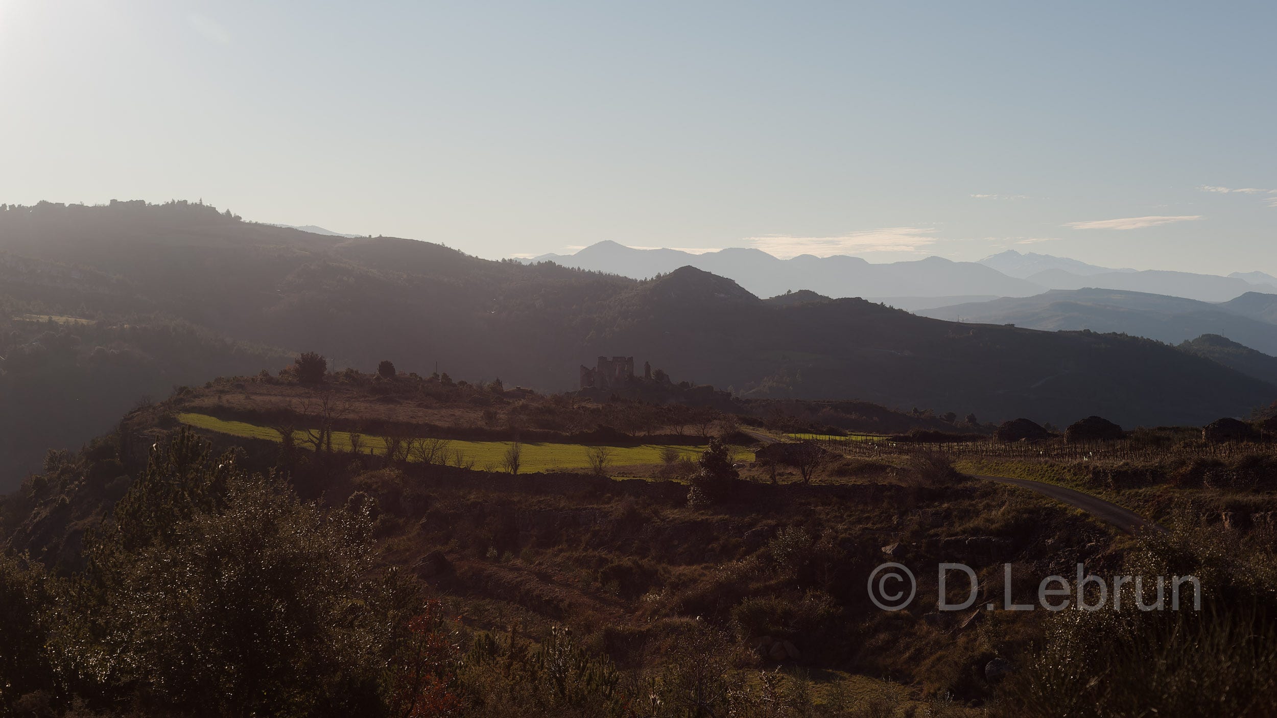 The beautiful scenery of the foothills of the Pyrenees in France, 2009 (photo/Dorothee Lebrun). The beautiful scenery of the foothills of the Pyrenees in France, 2009 (photo/Dorothee Lebrun).