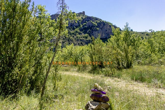 Tram del camí per la vall del riu Queixigar des de Tolba. Al fons el tossal on està ubicat l’antic castell de Fals. Montsec de l’Estall. Ribagorça d’Osca, Aragó. 