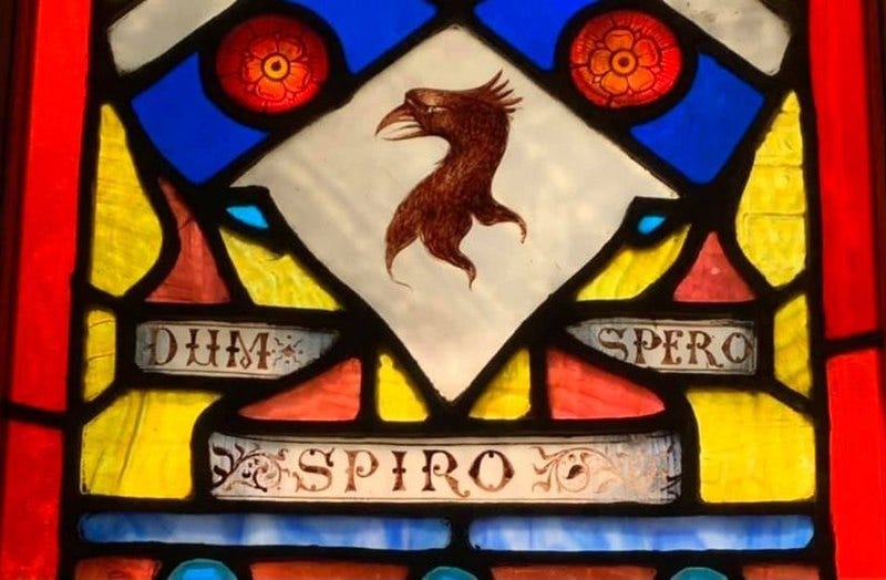 File:Window at Beverly Unitarian Church showing motto "Dum Spiro Spero".jpg