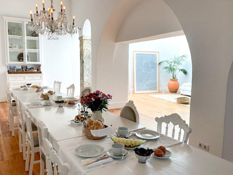 Edler Frühstückstisch in der Unterkunft, langer Tisch in weiß