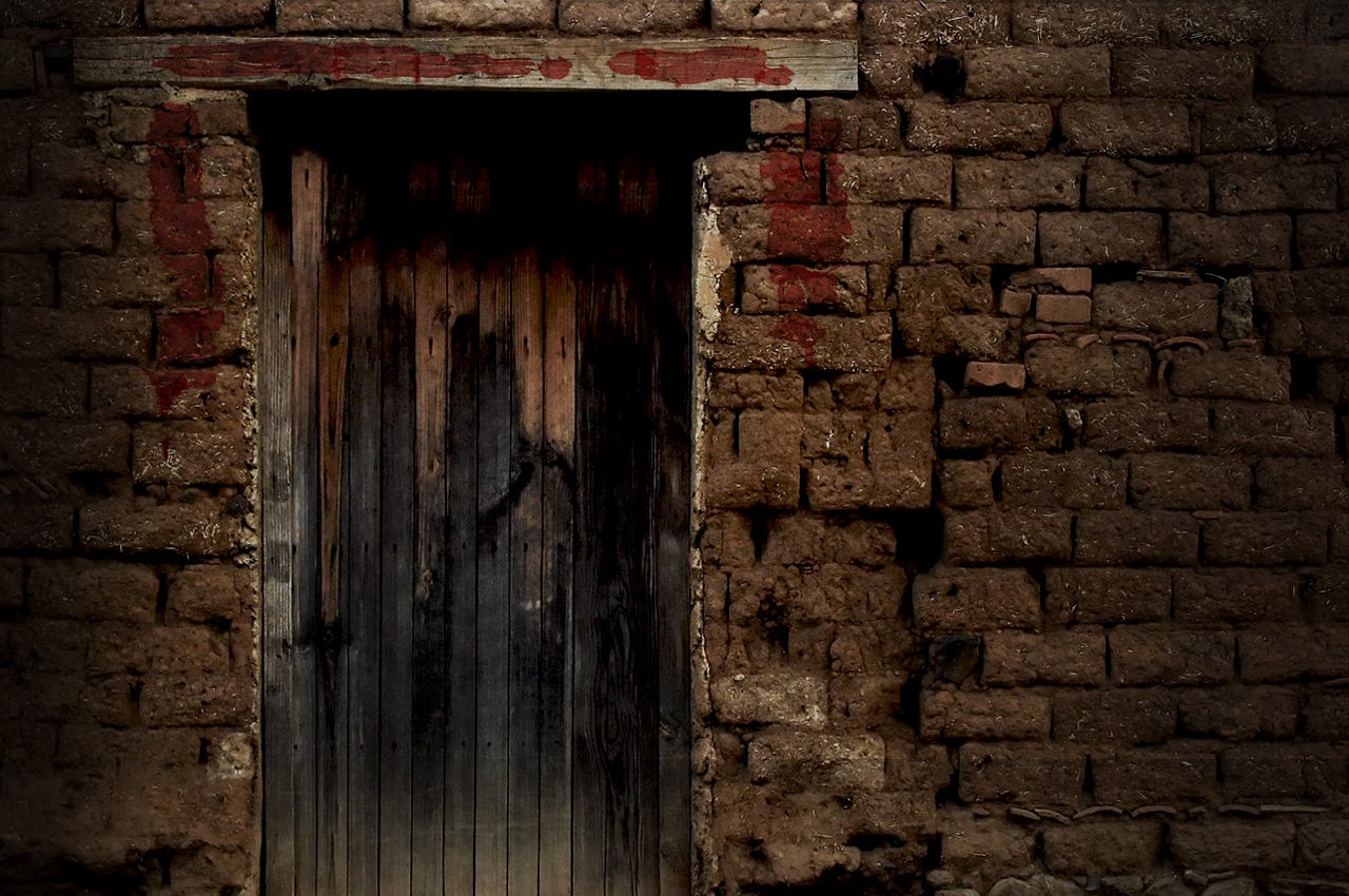 This image has an empty alt attribute; its file name is doorposts.jpg