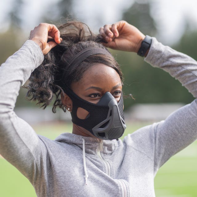 track athlete using high altitude training mask track athlete using high altitude training mask