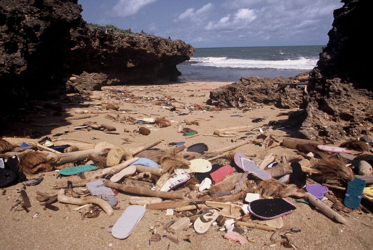 海灘上的廢棄拖鞋|來源:CNN / Ocean Sole 海灘上的廢棄拖鞋|來源:CNN / Ocean Sole