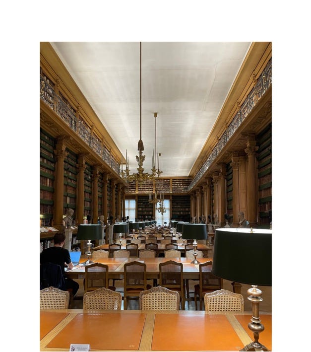 A room with many chairs and tables

Description automatically generated