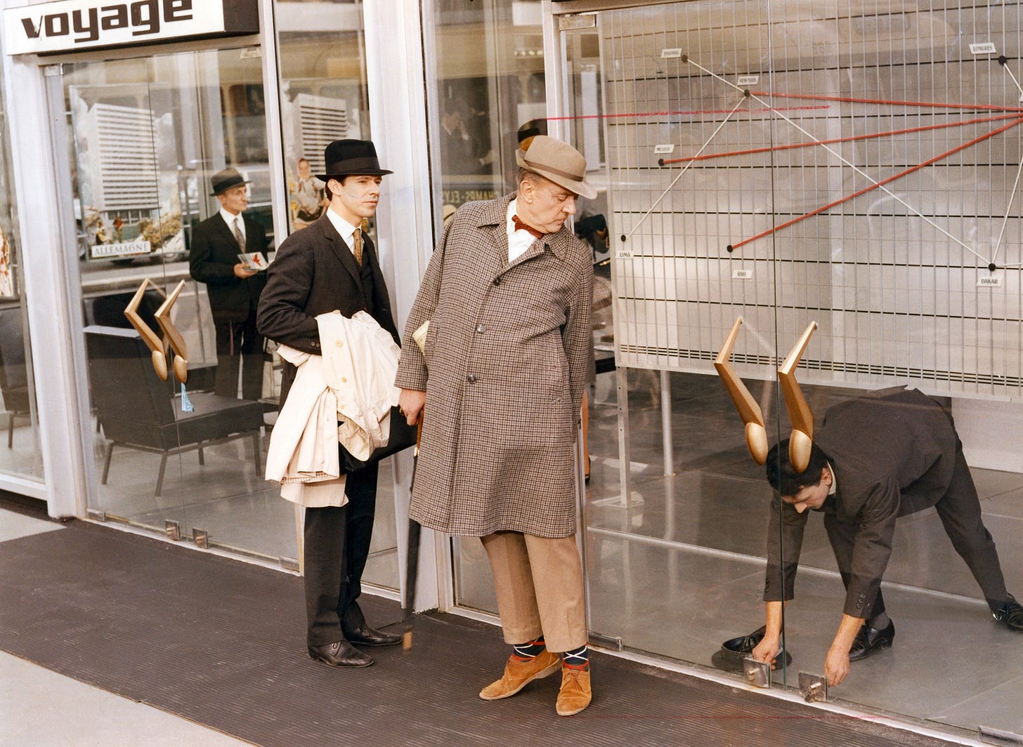 Jacques Tatischeff dans le rôle de Monsieur Hulot. La justesse des placements permet ce mlange entre dcor et mise en... Jacques Tatischeff dans le rôle de Monsieur Hulot. La justesse des placements permet ce mlange entre dcor et mise en...