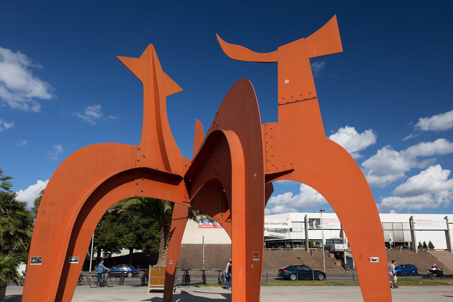 File:Sculpture Hellebardier Alexander Calder Nordufer Hanover Germany  03a.jpg - Wikimedia Commons
