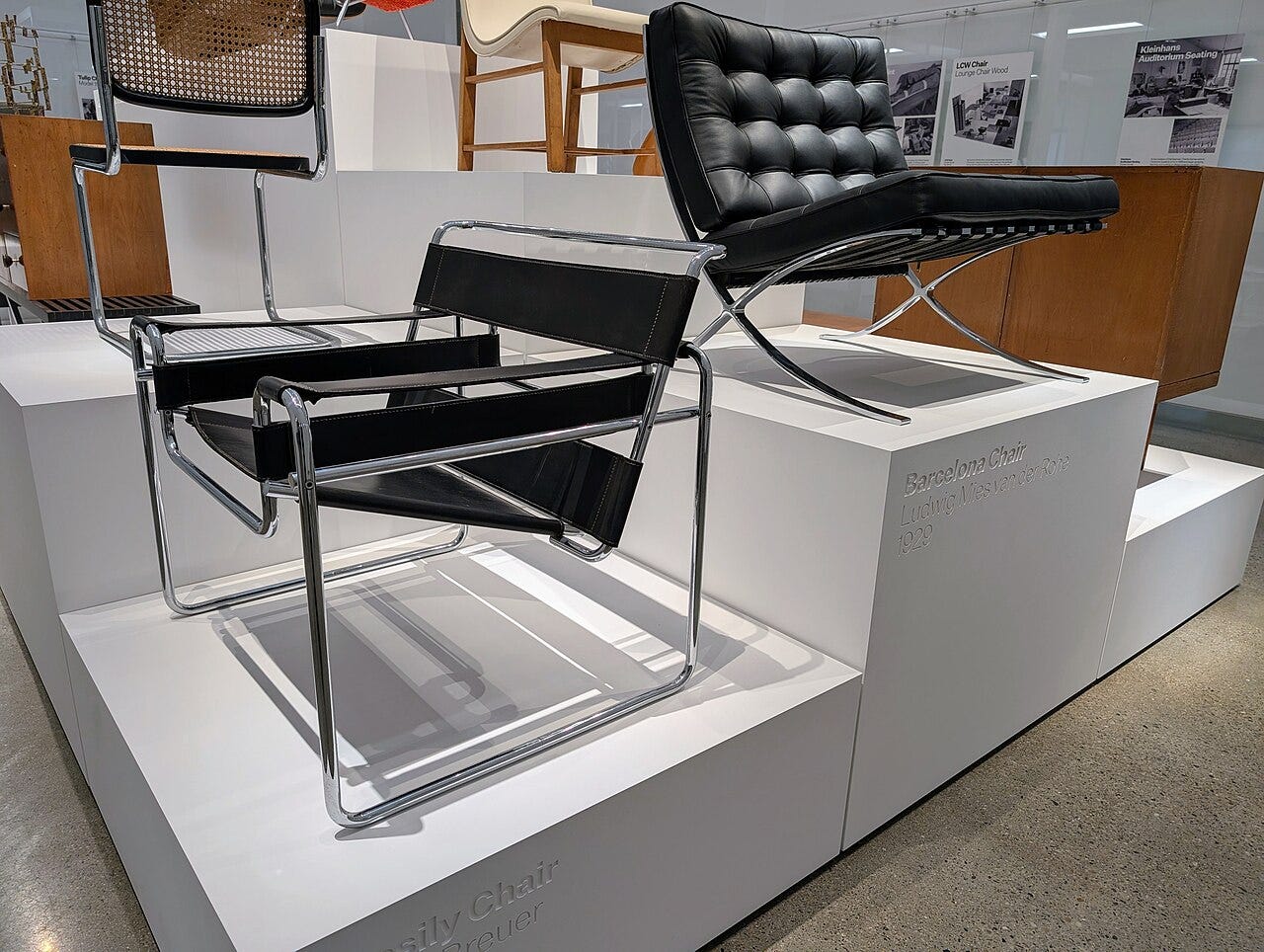 MillerKnoll 檔案中的 Wassily 與 Barcelona Chair|來源:MSwierenga / Wikimedia Commons(CC BY 4.0) MillerKnoll 檔案中的 Wassily 與 Barcelona Chair|來源:MSwierenga / Wikimedia Commons(CC BY 4.0)