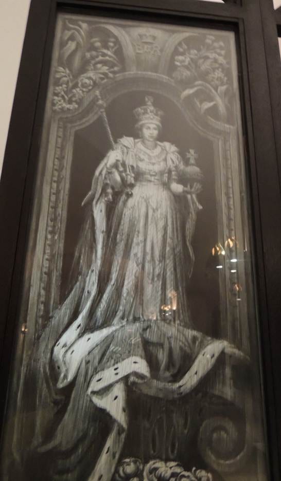 A framed picture of a queen

AI-generated content may be incorrect.