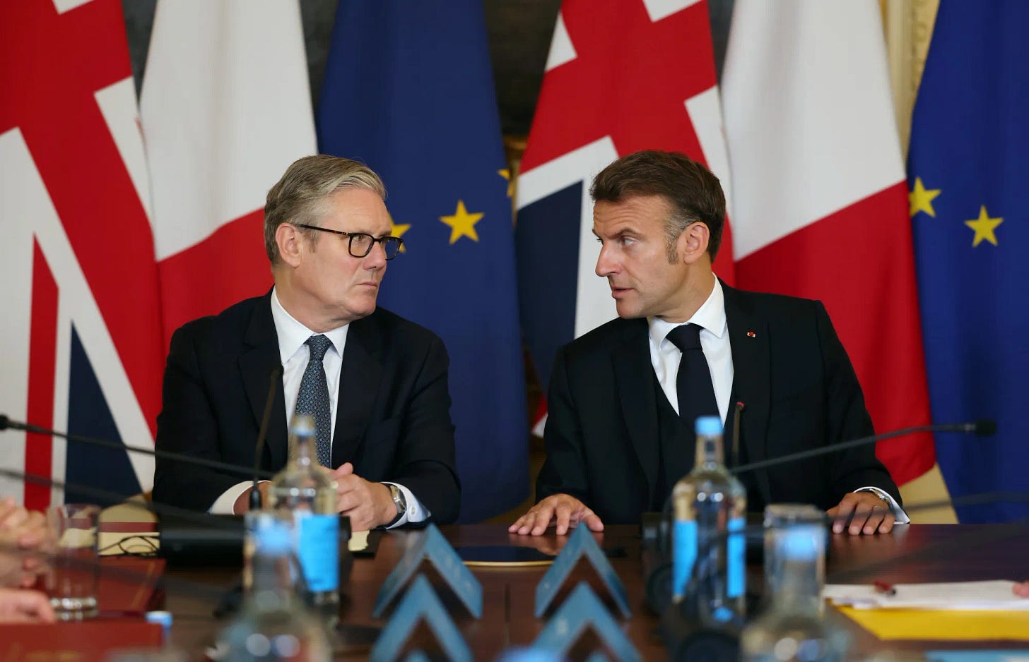 Starmer-Macron Migrant Deal Shows Limit of UK's Europe Reset - Bloomberg