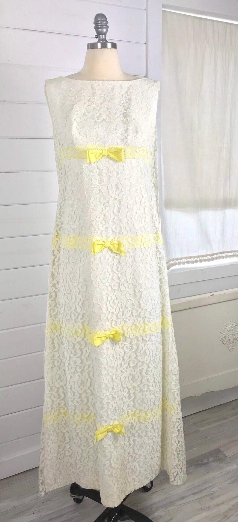1960s Vintage Sleeveless White Lace Bridesmaid or Prom Dress / White Lace Dress with Bands of Yellow Ribbon and Bows / 1960s Vintage Dress image 3