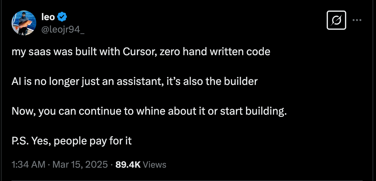 "Un tuit de la cuenta 'leo' (@leojr94_) con una marca de verificación. El tuit dice:  'my saas was built with Cursor, zero hand written code  AI is no longer just an assistant, it’s also the builder  Now, you can continue to whine about it or start building.  P.S. Yes, people pay for it'  Debajo del tuit, la marca de tiempo muestra '1:34 AM · Mar 15, 2025' y el contador de vistas indica '89.4K Views'. La foto de perfil muestra a una persona con gafas de sol y una gorra en un entorno al aire libre."