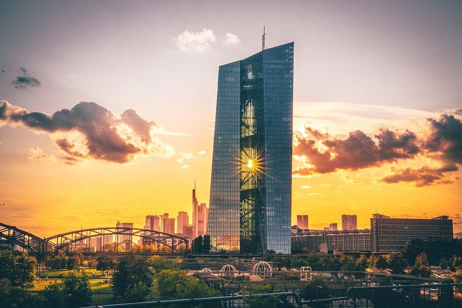 BCE, Banque centrale européenne à Francfort, le soleil brille à travers ... BCE, Banque centrale européenne à Francfort, le soleil brille à travers ...