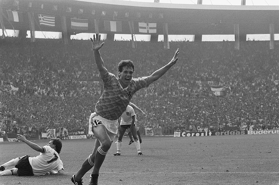 File:EK voetbal in West Duitsland Engeland tegen Nederland 1-3 Marco van Basten ju, Bestanddeelnr 934-2659.jpg
