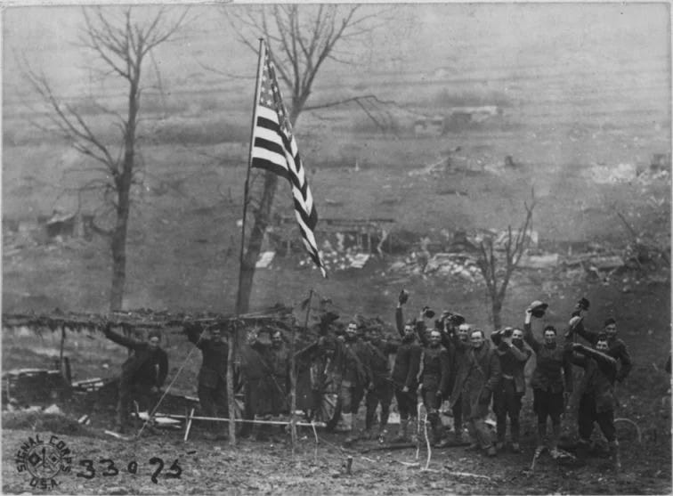 Juichende Amerikanen aan het front nadat de wapenstilstand van kracht is geworden, 11 november 1918 (National Archives - 712)