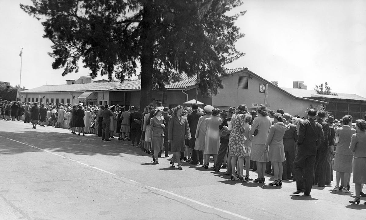 Crowds line up for Mrs. Knott's Chicken Dinner Restaurant in this vintage photo