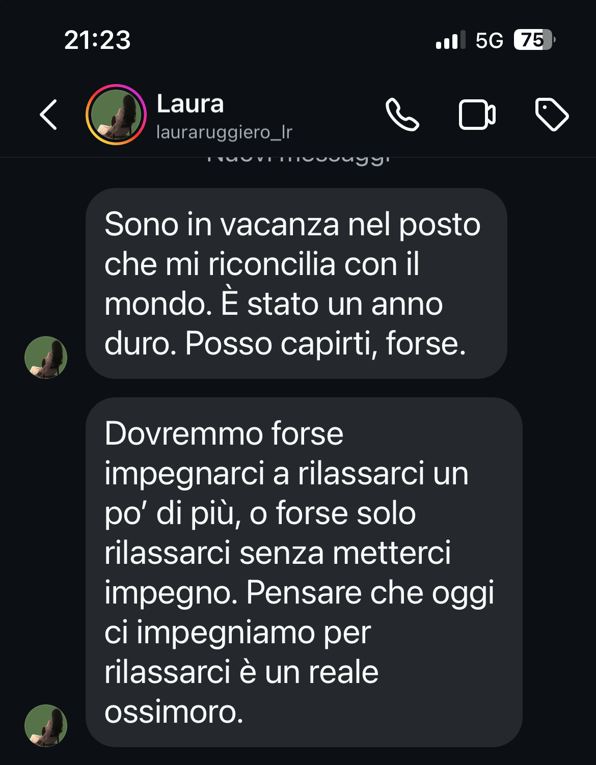 Lo screenshot mostra parte di una conversazione in chat relativa all'ossimoro di dover imparare a rilassarsi in vacanza.
